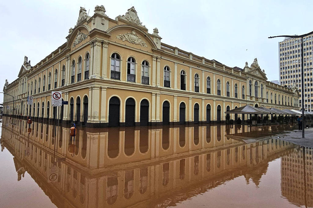 Largo Jornalista Glênio Péres alagado em Porto Alegre Largo Jornalista Glênio Péres alagado em Porto Alegre