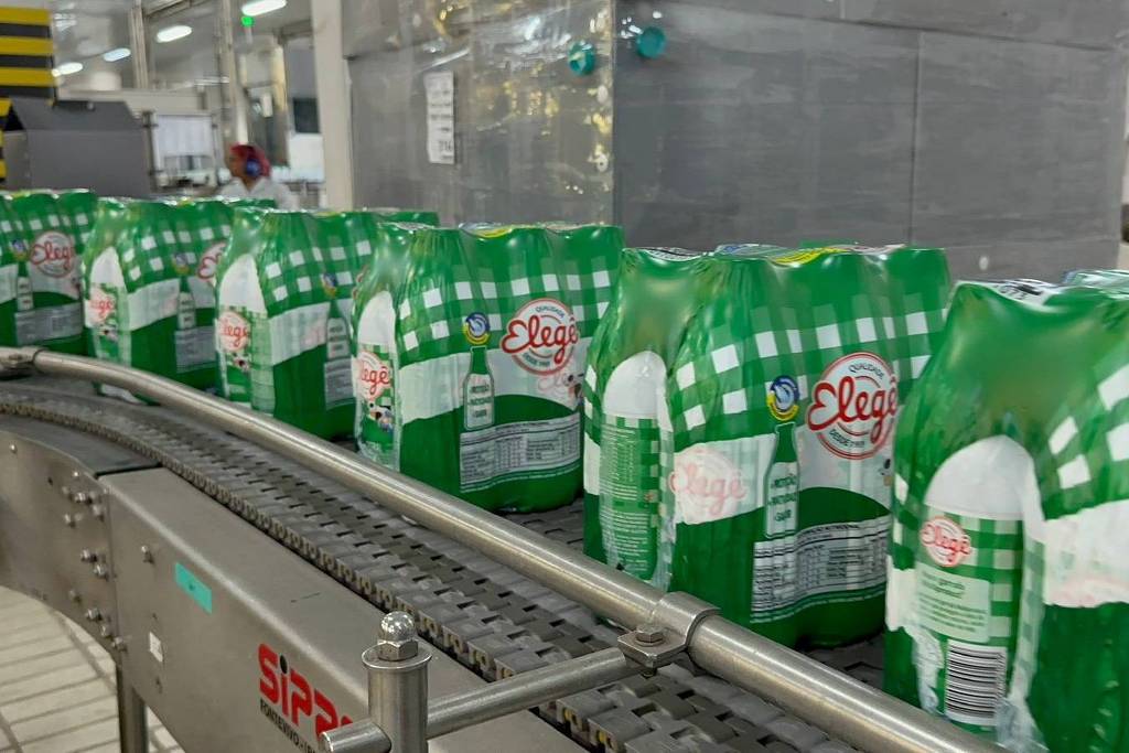Laticínio troca produção de leite por água, mercado congela preço e indústria altera logística no RS Laticínio troca produção de leite por água, mercado congela preço e indústria altera logística no RS
