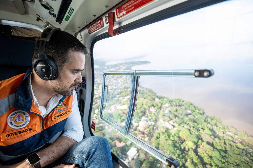 Governador do RS Eduardo Leite sobrevoa áreas alagadas de Porto Alegre e Barra do Ribeiro