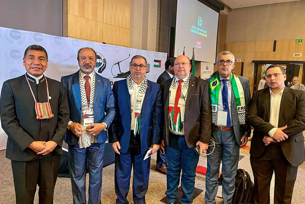 Deputado federal João Daniel (PT-SE), quarto da esquerda para direita, posa para foto com porta-voz do Hamas Basem Naim, terceiro da esquerda para direita, em Joanesburgo, na África do Sul 