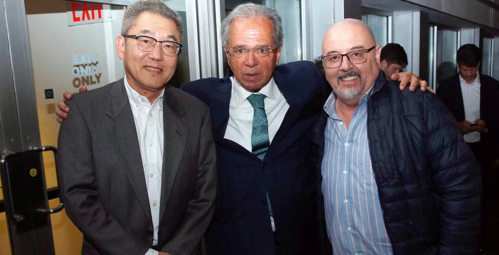 Ex-ministro da Economia, Paulo Guedes, com o empresário Winston Ling e o cineasta Paulo Moura; filme inspirado na gestão econômica do governo Bolsonaro é lançado em Nova York 