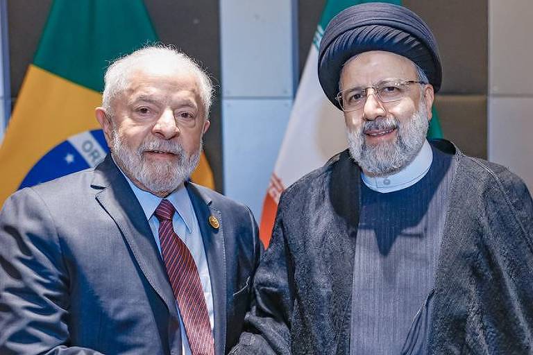 Os presidentes do Brasil, Luiz Inácio Lula da Silva, e do Irã, Ebrahim Raisi, durante encontro na cúpula do Brics na África do Sul