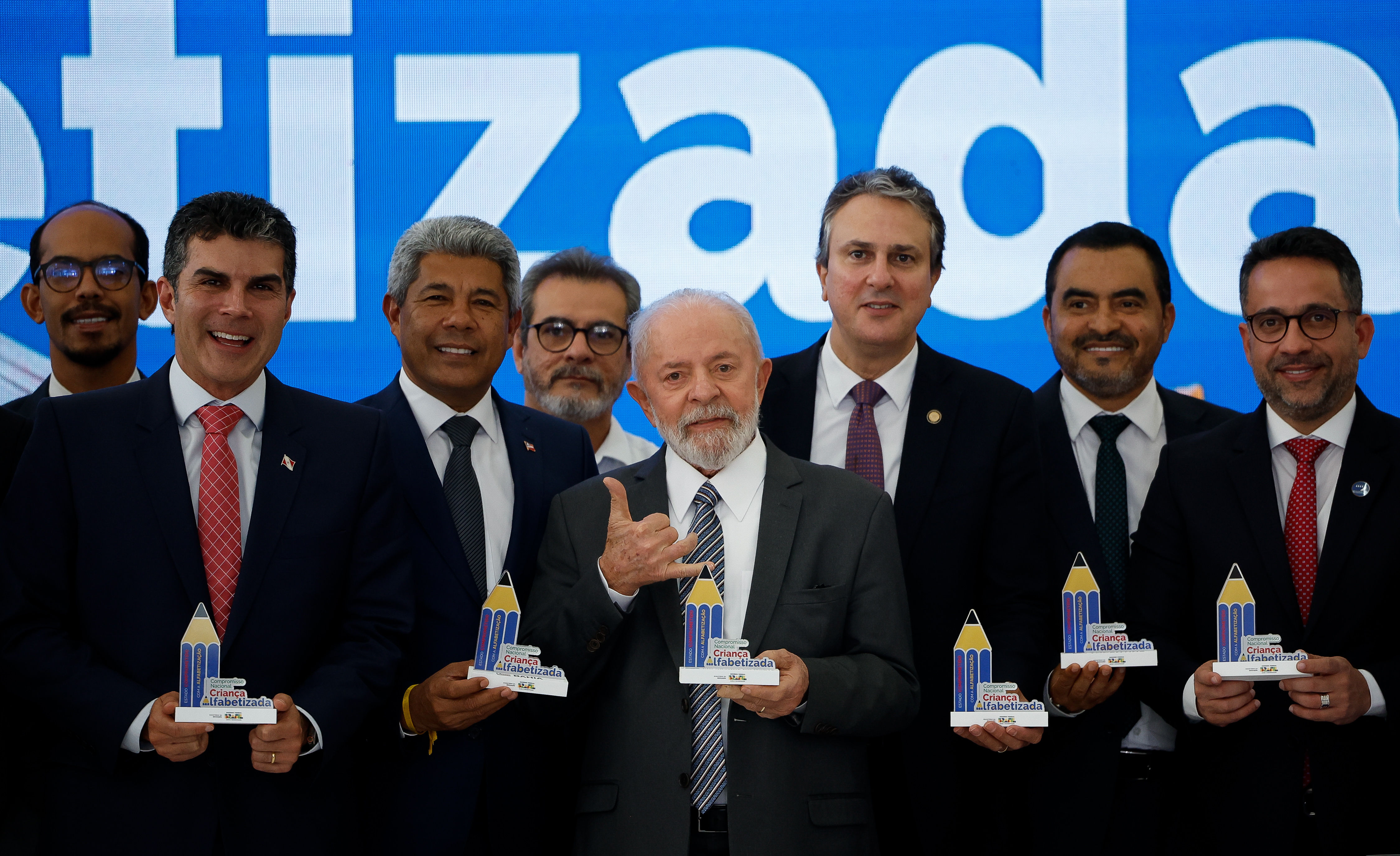 Lula, o ministro Camilo Santana e os governadores Helder Barbalho (PA), Jerônimo Rodrigues (BA), Wanderlei Barbosa (TO) e Paulo Dantas (AL) durante o evento no palácio do Planalto