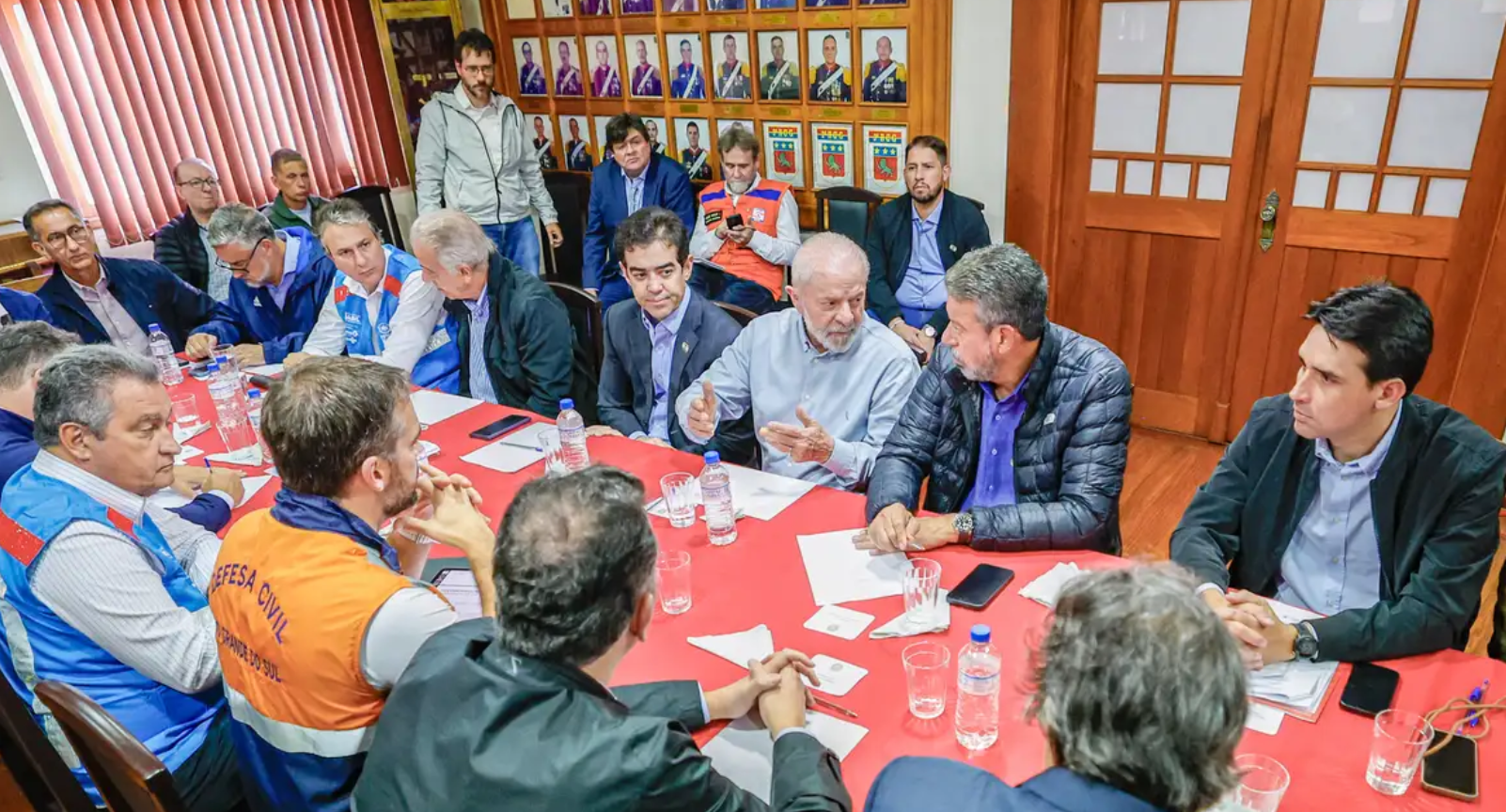 Reunião emergencial aconteceu neste domingo (5)
