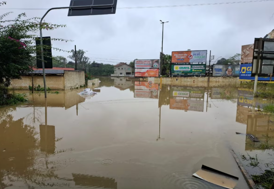 Enchentes agora atingem Santa Catarina