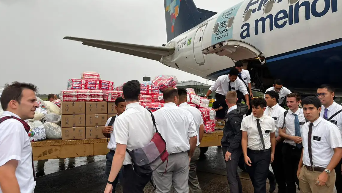Avião da Azul leva mantimentos doados e é o primeiro a pousar Avião da Azul leva mantimentos doados e é o primeiro a pousar