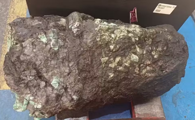 Receita Federal leiloou pedra preciosa de matriz preta com esmeraldas verde encontrada na Bahia Receita Federal leiloou pedra preciosa de matriz preta com esmeraldas verde encontrada na Bahia