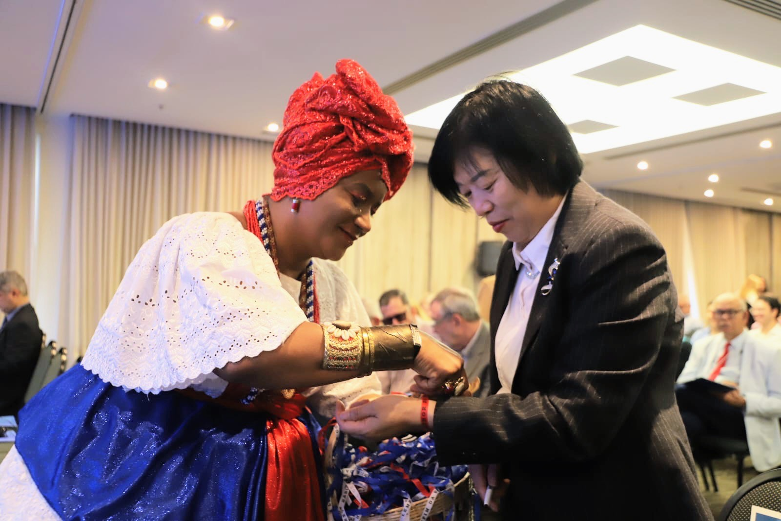 Os chineses posaram para fotos com uma baiana típica e ganharam fitinhas do Senhor do Bonfim Os chineses posaram para fotos com uma baiana típica e ganharam fitinhas do Senhor do Bonfim
