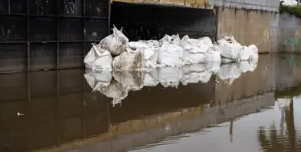 Contenção é para evitar extravasamento da água do Guaíba para cidade Contenção é para evitar extravasamento da água do Guaíba para cidade