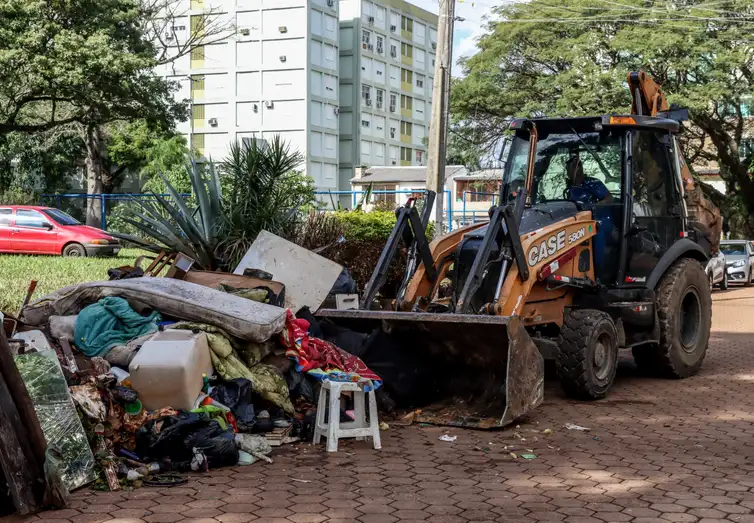 Baixa do Guaíba revela destruição e prejuízo em Porto Alegre