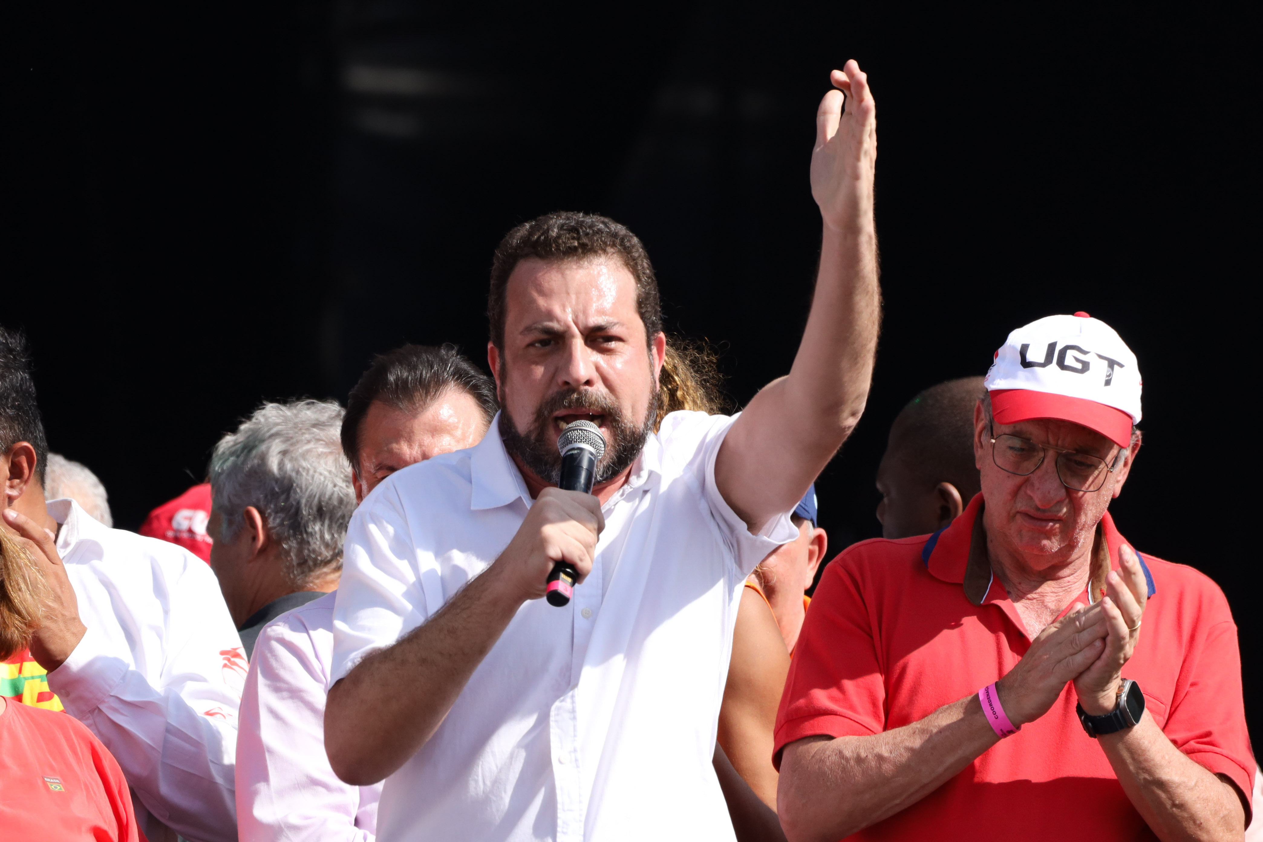 O presidente Lula com o deputado Guilherme Boulos (PSOL) no estadio do Corinthians, antes de subirem no palanque de evento do 1º de Maio