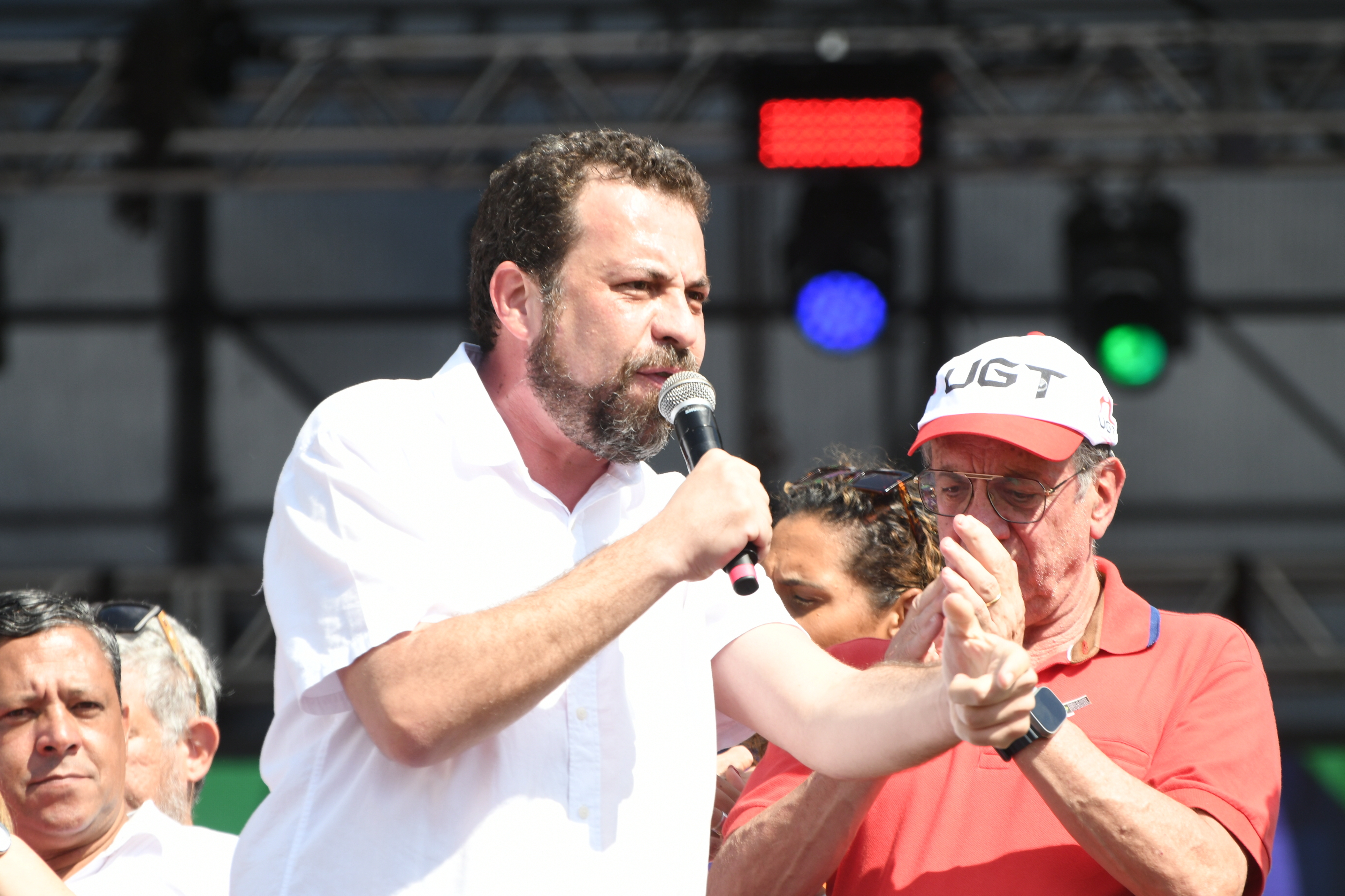 O pré-candidato Guilherme Boulos ao lado de Lula no ato do Dia do Trabalho