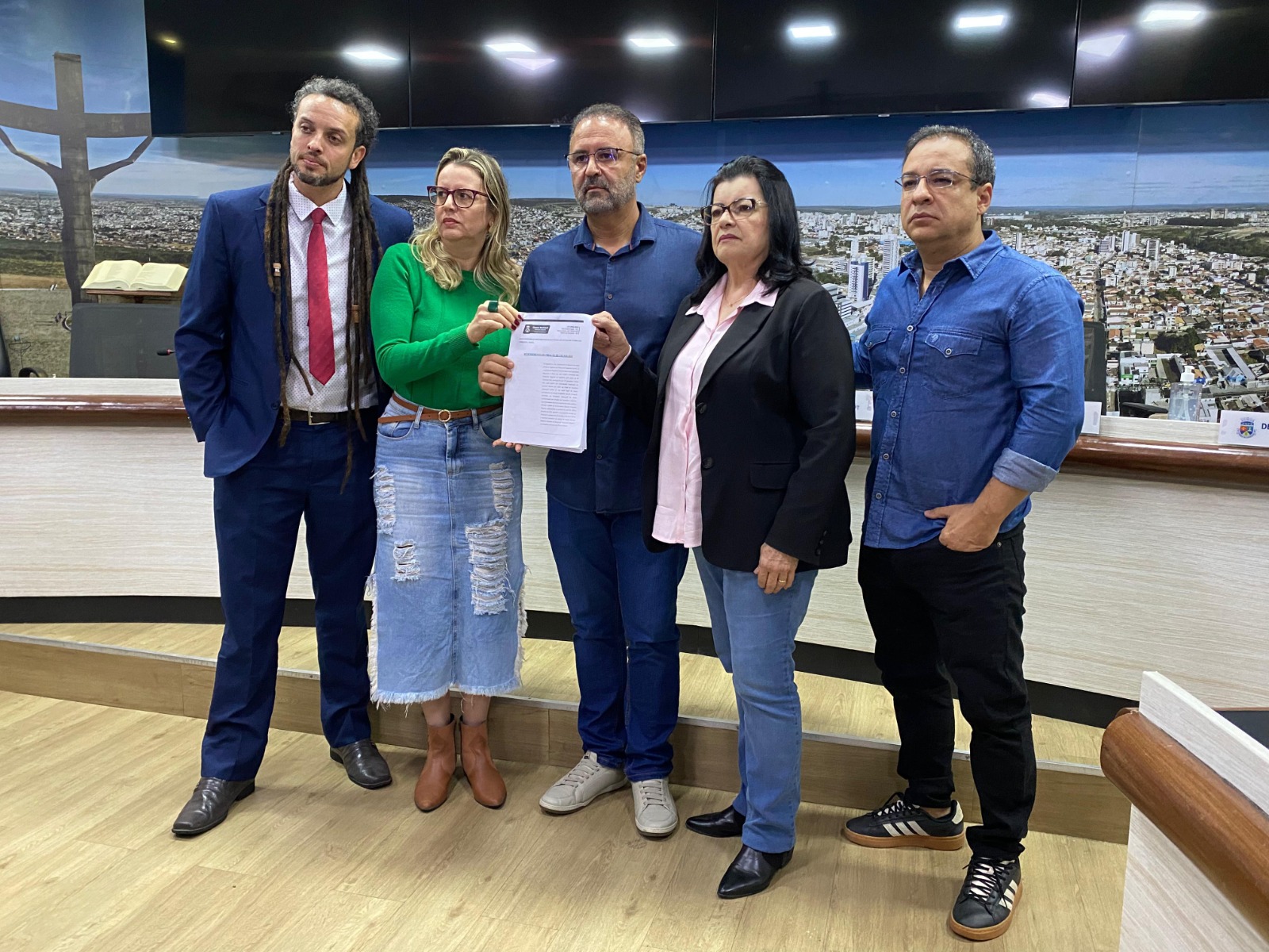 Vereadores de Vitória da Conquista protocolam requerimento de CPI para apurar "suspeitas de corrupção e omissão"
