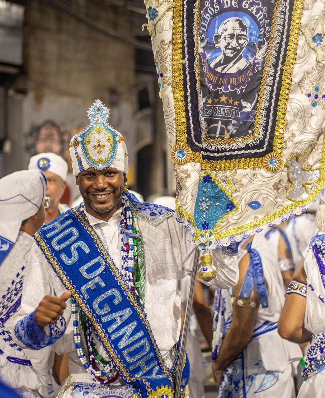 Problema com companhia aérea impede viagem de comitiva e sessão solene de 75 anos do Filhos de Gandhy é adiada Problema com companhia aérea impede viagem de comitiva e sessão solene de 75 anos do Filhos de Gandhy é adiada