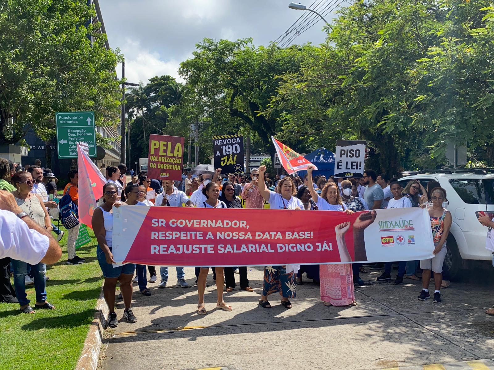 Servidores estaduais rejeitam proposta de reajuste e fazem protesto na Assembleia Legislativa
