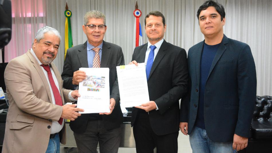 Os deputados Fabrício Falcão, Zé Raimundo e Vitor Bonfim recebem a LDO