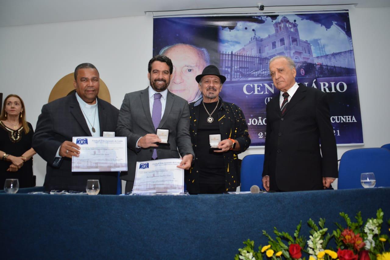 Homenagens a personalidades e apelo para que legado do fundador sobreviva marcaram a solenidade