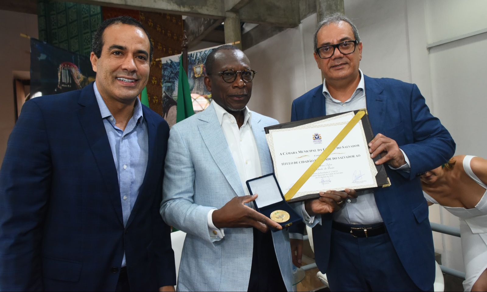 Honrarias foram entregues pelo chefe do Legislativo, vereador Carlos Muniz