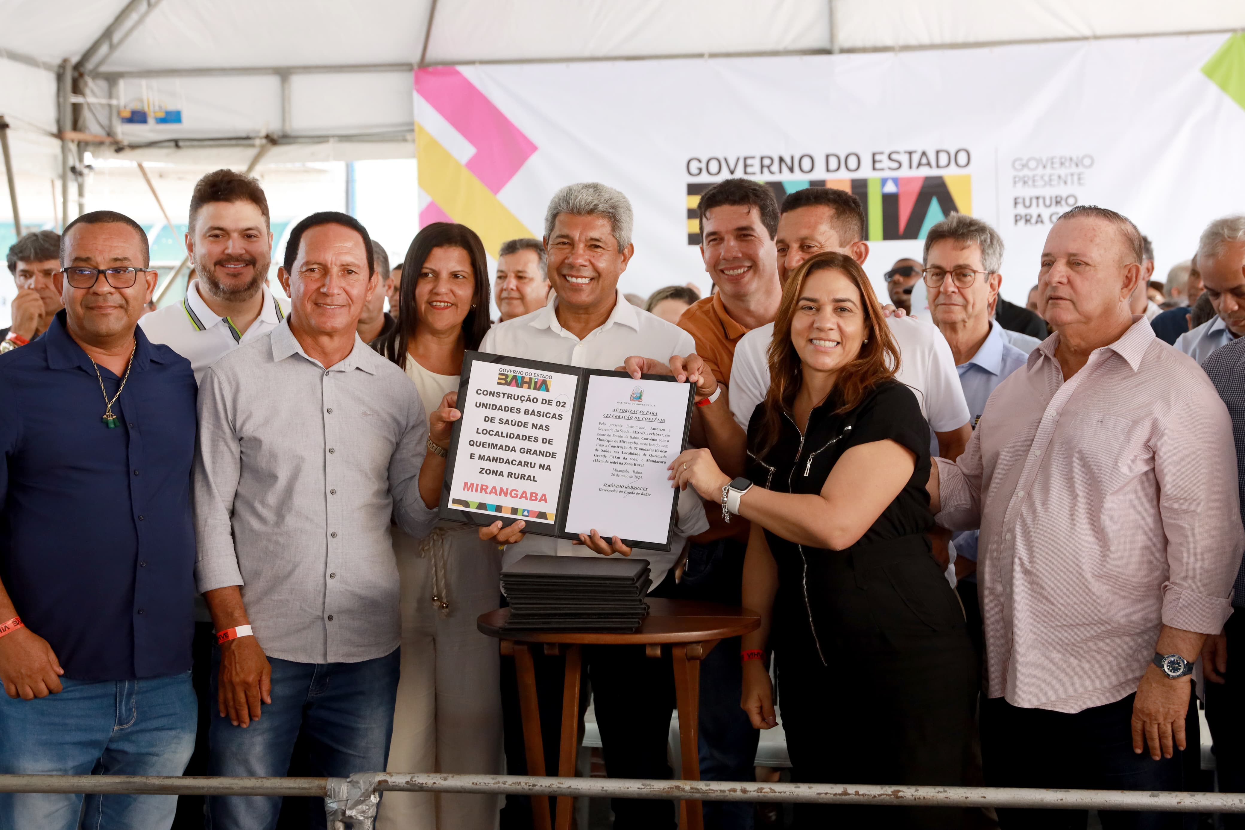 A primeira UBS e a ambulância já foram entregues neste domingo