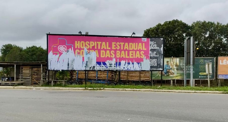  As peças publicitárias, que tinham como objetivo informar a população sobre a nova unidade, foram danificadas