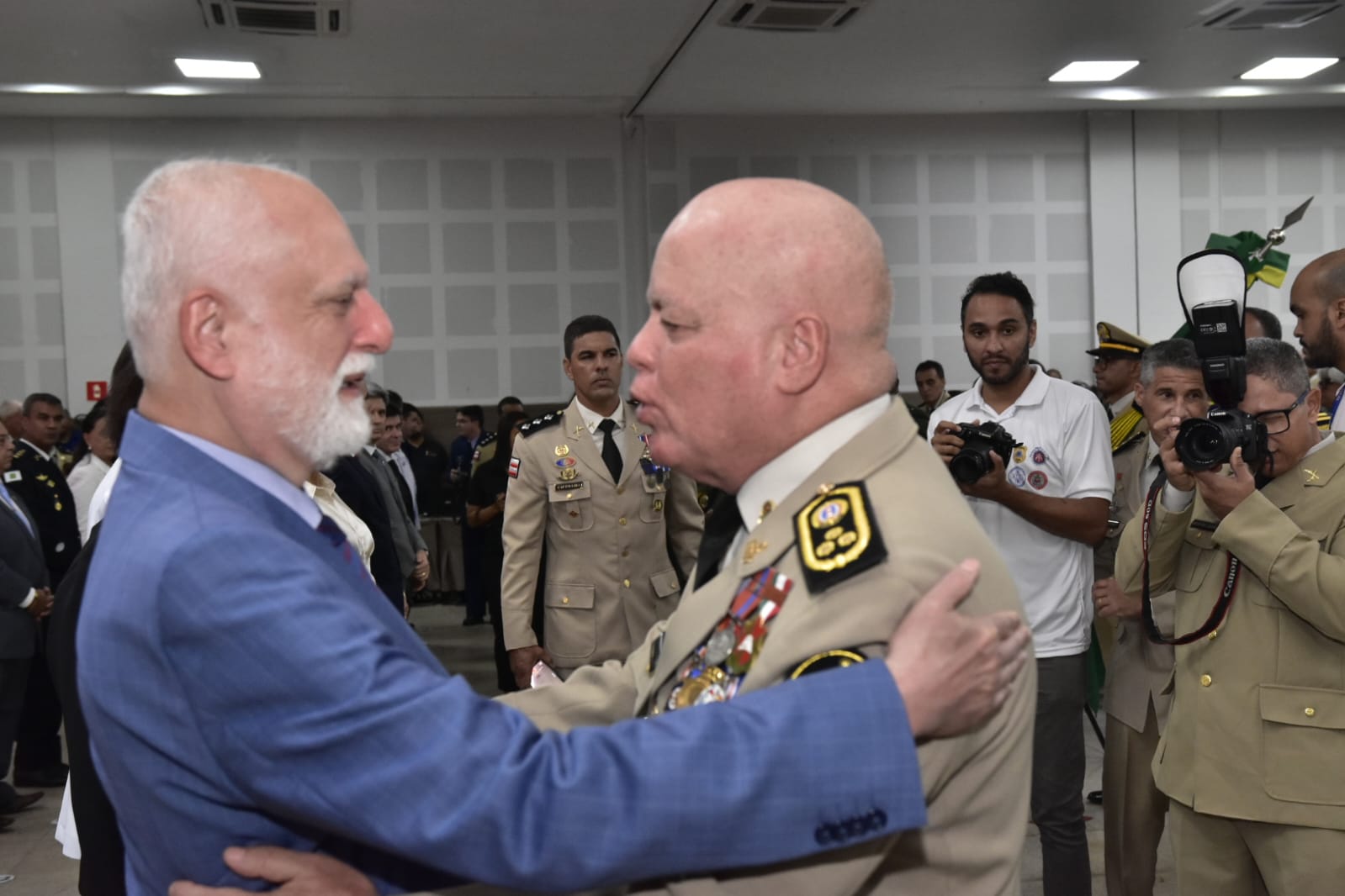 Desembargador Nilson Soares Castelo Branco e o comandante geral da Polícia Militar da Bahia, coronel Paulo Coutinho