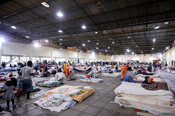 Abrigo para pessoas atingidas pelas enchentes no Rio Grande do Sul