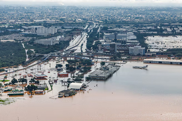 Aeroporto de Porto Alegre inundado 