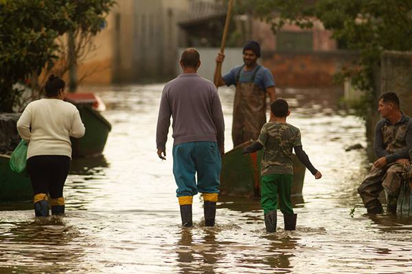 Chuva forte e fluxo da água que desce a lagoa dos Patos causou alagamentos na Colônia Z3, em Pelotas