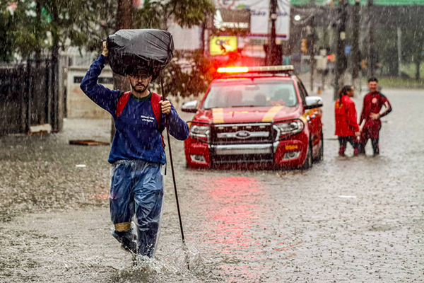 Volta a chover forte, e bairros alagam em Porto Alegre Volta a chover forte, e bairros alagam em Porto Alegre