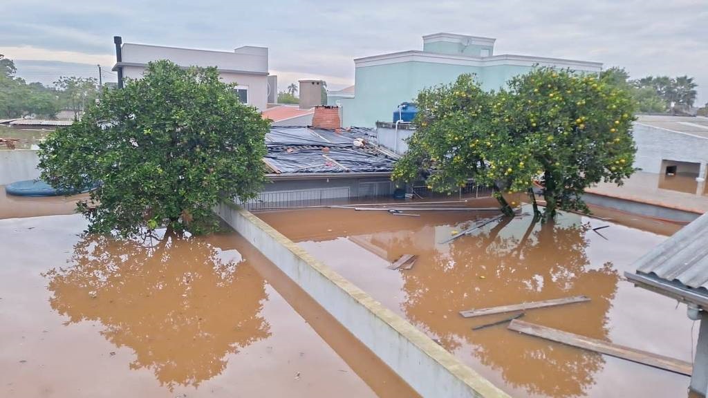 Quintal da casa da deputada federal Franciane Bayer (Republicanos-RS) em Canoas, no Rio Grande do Sul, no sábado (4)