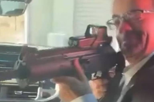 Jon Benjamin estava em viagem oficial a região com forte presença de cartéis de drogas quando fez o gesto com um fuzil para um colega