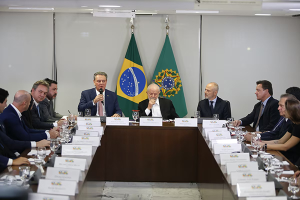 Lula se reuniu com os irmãos Batista nesta segunda, 27. Joesley é o primeiro da fila lateral da esquerda e Joesley o segundo da fila lateral da direita Lula se reuniu com os irmãos Batista nesta segunda, 27. Joesley é o primeiro da fila lateral da esquerda e Joesley o segundo da fila lateral da direita