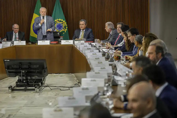 Lula fala durante reunião ministerial no Planalto