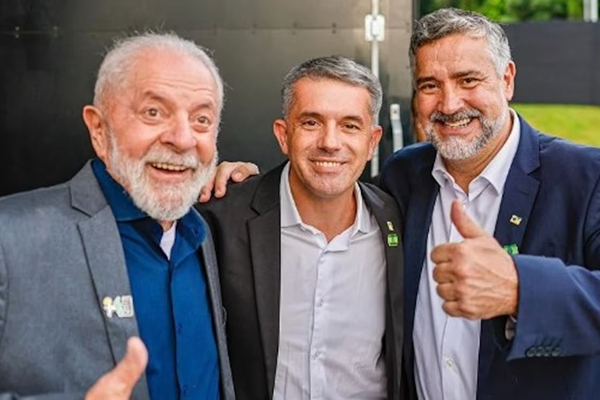 O presidente Lula (PT), o ex-prefeito de Taquari (RS) Emanuel Hassen de Jesus Paulo Pimenta,