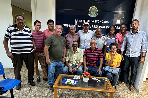 Ao centro, o presidente da UGT-BA, Marcelo Carvalho, com restauradores do IPAC
