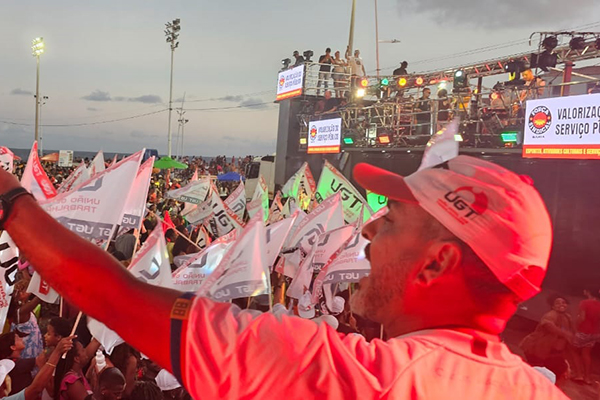 O presidente da UGT-BA, Marcelo Carvalho, durante ato do 1º de Maio, no Farol da Barra, em Salvador