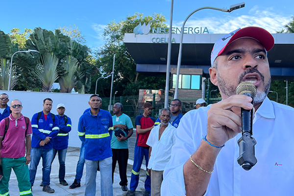 O presidente da UGT-BA, Marcelo Carvalho, durante protesto, na segunda-feira (6), em frente à Coelba