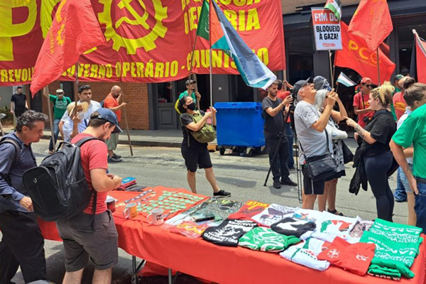 Banca do PCO vende camisa do Hamas em ato do Dia do Trabalhador