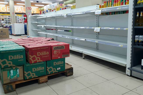Prateleiras de supermercado vazias em Porto Alegre nesta quarta (8) Prateleiras de supermercado vazias em Porto Alegre nesta quarta (8)