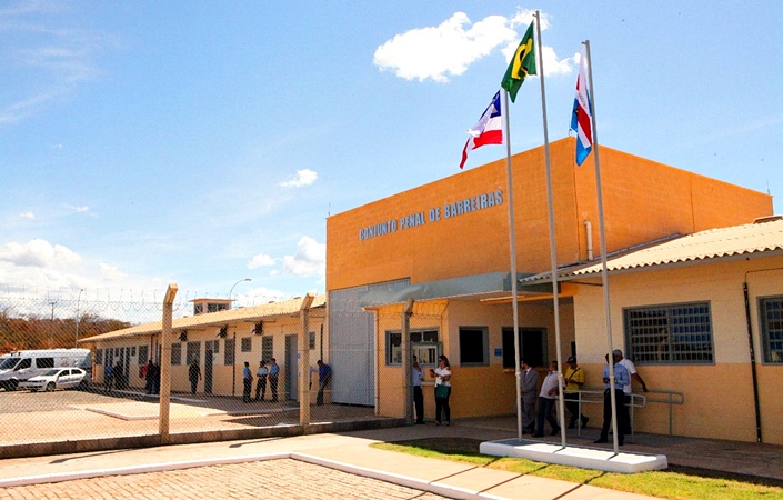 Forças policiais mobilizadas para recapturar detentos que escaparam após serrar grades das celas