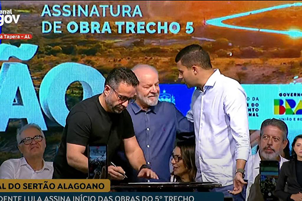 Arthur Lira (PP-AL) e Renan Calheiros (MDB-AL), rivais do Estado, em mesmo palanque para evento de Lula Arthur Lira (PP-AL) e Renan Calheiros (MDB-AL), rivais do Estado, em mesmo palanque para evento de Lula