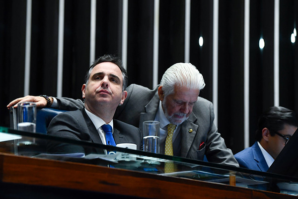 O presidente do Senado, Rodrigo Pacheco (PSD-MG), com o líder do governo, Jaques Wagner (PT) O presidente do Senado, Rodrigo Pacheco (PSD-MG), com o líder do governo, Jaques Wagner (PT)