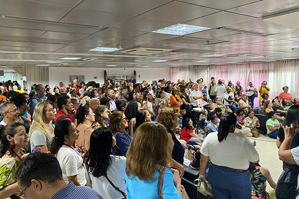 Servidores ficaram no saguão ao lado do plenário, onde foi instalado um telão para transmissão ao vivo da votação