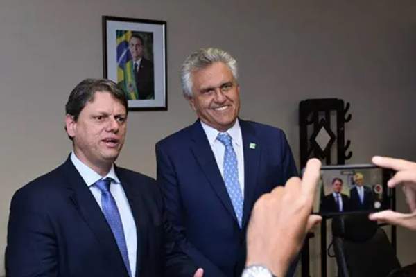 Os governadores de São Paulo, Tarcísio de Freitas (Republicanos), e de Goiás, Ronaldo Caiado (União Brasil)