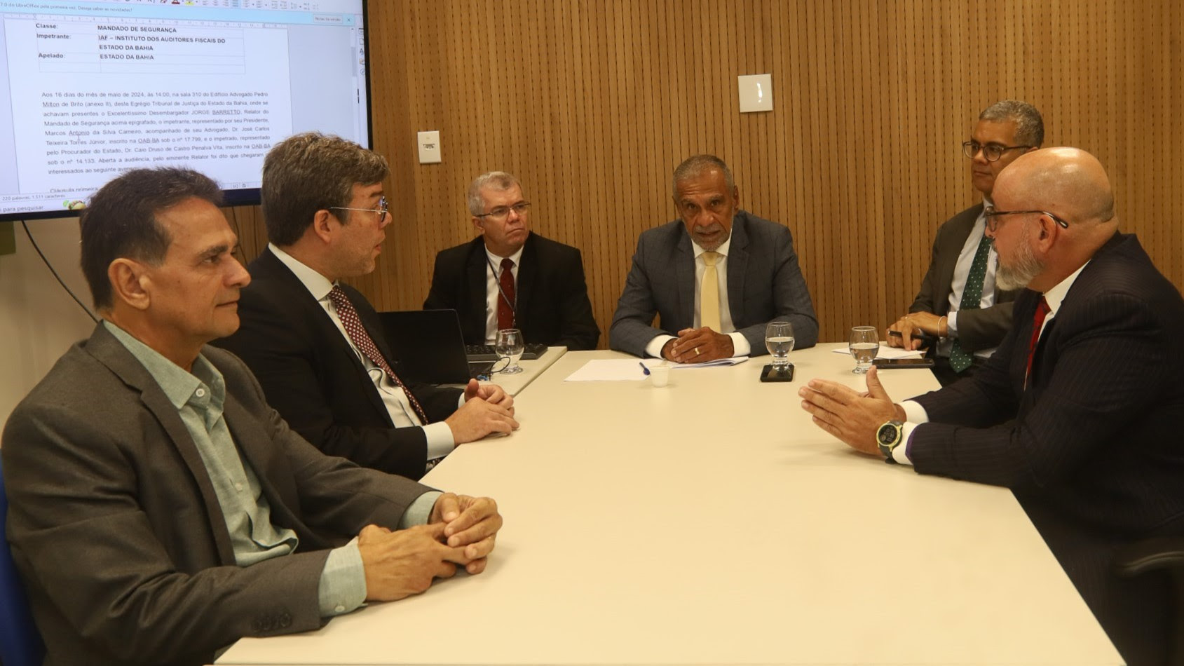 Desembargador Jorge Barretto em meio aos envolvidos no processo Desembargador Jorge Barretto em meio aos envolvidos no processo