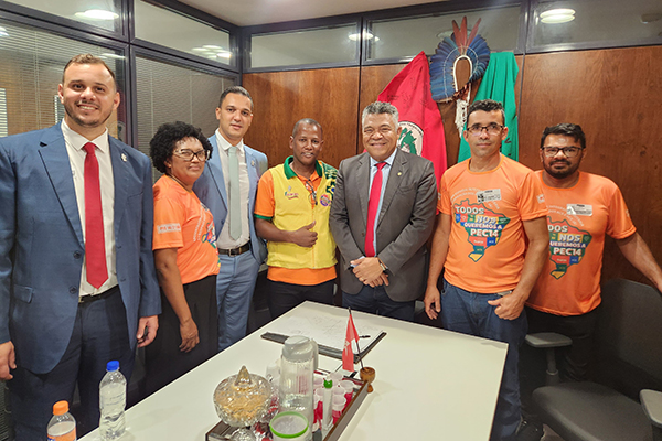 Valmir Assunção com representantes de agentes comunitários de saúde e de combate a endemias da Bahia