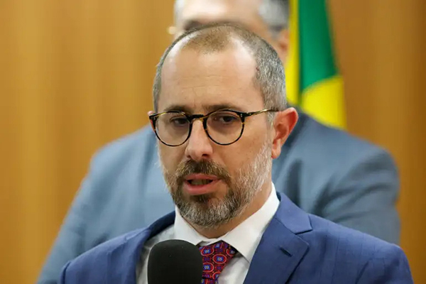 O Ministro da CGU, Vinicius de Carvalho, na sede do órgão 