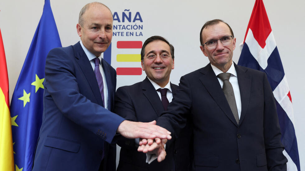 (Da esquerda para direita) : os ministros das Relações Exteriores irlandês, Micheal Martin, espanhol, José Manuel Albares, e norueguês, Espen Barth Eide, reunidos depois de um encontro com o primeiro-ministro da Autoridade Palestina, em 27 de maio de 2024