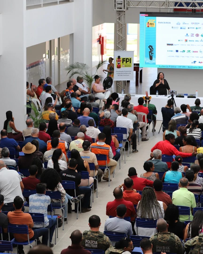 Cerca de cem aves foram soltas e um criador de pássaros foi preso em flagrante por porte ilegal de arma Cerca de cem aves foram soltas e um criador de pássaros foi preso em flagrante por porte ilegal de arma