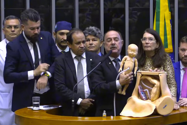 Deputado Zacharias Calil (União-GO) encena aborto durante sessão da Câmara